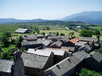 Le village médiéval de La Garde-Guérin