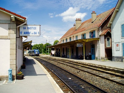 La Bastide Puylaurent (对于SNCF来说是La Bastide St Laurent les Bains) 通过 “Cévenol”