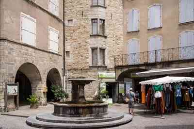 La fontana al centro dei Vans