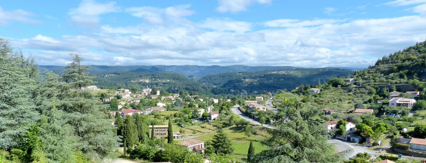 Vue panoramique du village des Vans et de ses paysages environnants en Ardèche