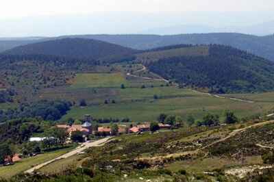 Loubaresse en Ardèche vue du col de Meyrand