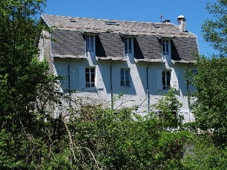 Ancien hôtel de villégiature avec un jardin au bord de l'Allier, L'Etoile Maison d'hôtes se situe à La Bastide-Puylaurent entre la Lozère, l'Ardèche et les Cévennes dans les montagnes du Sud de la France