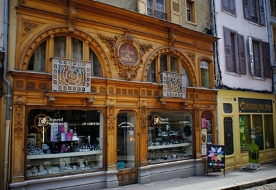 Vieille façade de magasin au Puy