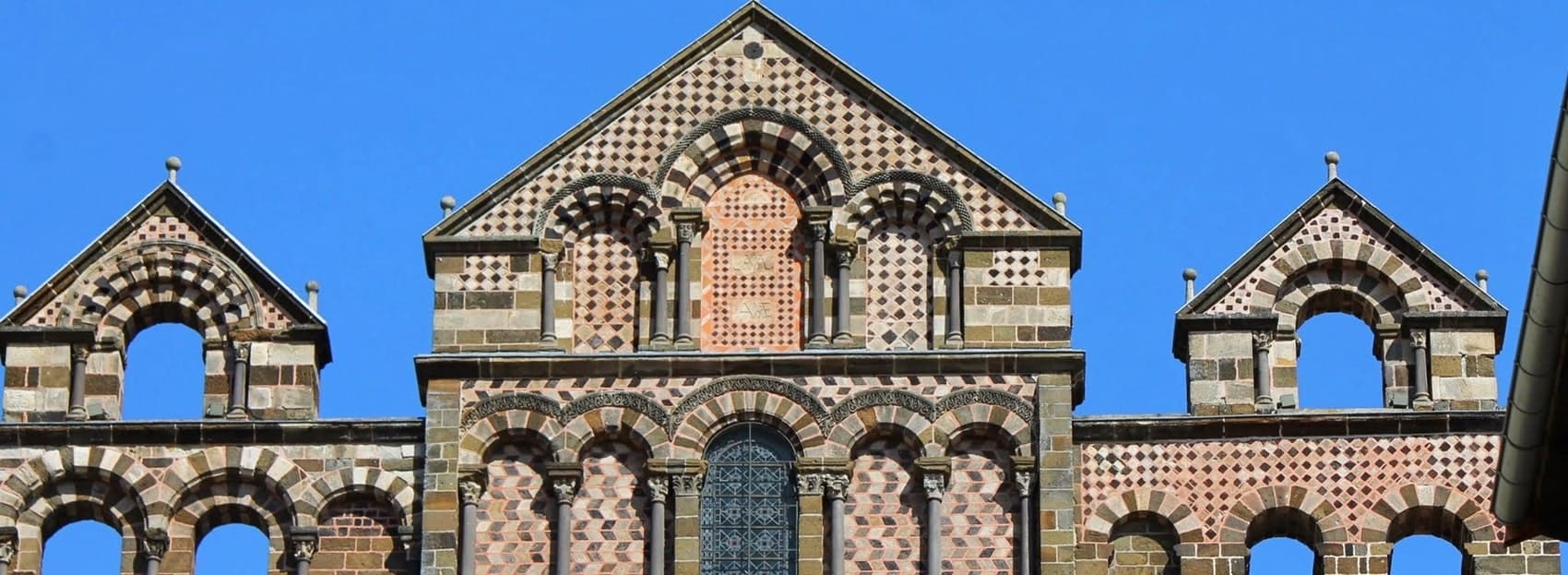 Haut de La cathédrale Notre-Dame-du-Puy en Haute-Loire