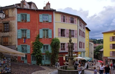 Fontaine près de la cathédrale Notre-Dame-du-Puy