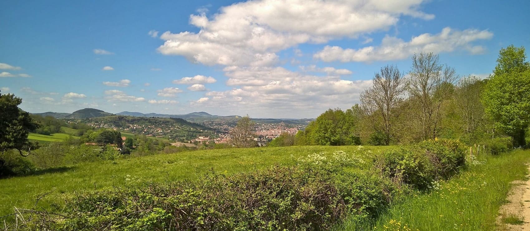 Vue sur le Puy-en-Velay depuis le chemin Stevenson GR70