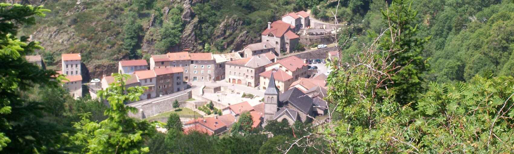 Panoramisk udsigt over landsbyen Saint-Laurent-les-Bains og dens omkringliggende landskaber i Ardèche